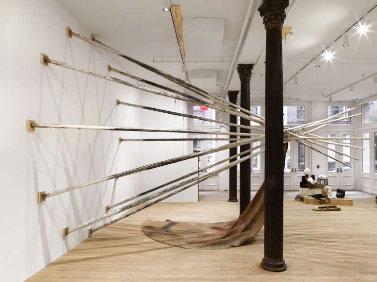 Duane Linklater
dislodgevanishskinground, 2019
12 teepee poles, steel cable, white paint, charcoal, rope, with teepee cover: digital print on linen, black tea, blueberry extract, sumac,
charcoal
Image courtesy of Artists Space, New York
Photo: Daniel Pérez