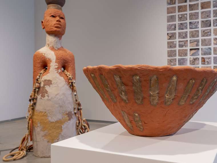 Rose B. Simpson, The Four (installation views), 2021. Ceramic, jute, grout. Dimensions variable. Installation created for the Nevada Museum of Art. Courtesy of the artist and Jessica Silverman.