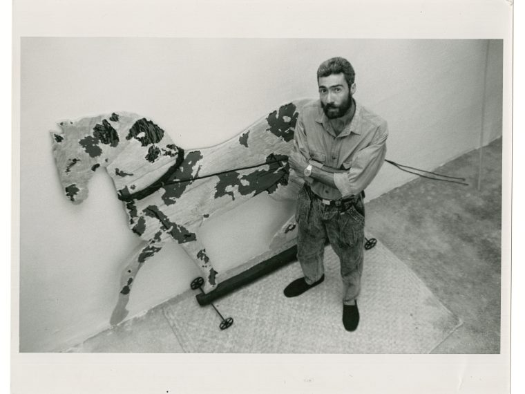 uan Francisco Elso with his artwork Caballo contra colibrí, c. 1987-88. Fondo Magali Lara / Elso Padilla, Centro de Documentación Arkheia MUAC (UNAM-DiGAV)
Photo: Cristina Lobeira.