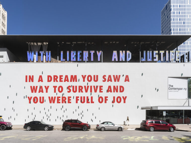 Jenny Holzer, IN A DREAM…, 2022.
Acrylic latex paint on stucco. Text:
Survival, 1983–1985. © 2022 Jenny Holzer,
ARS. Image courtesy The Contemporary
Austin. Photograph by Alex Boeschenstein.