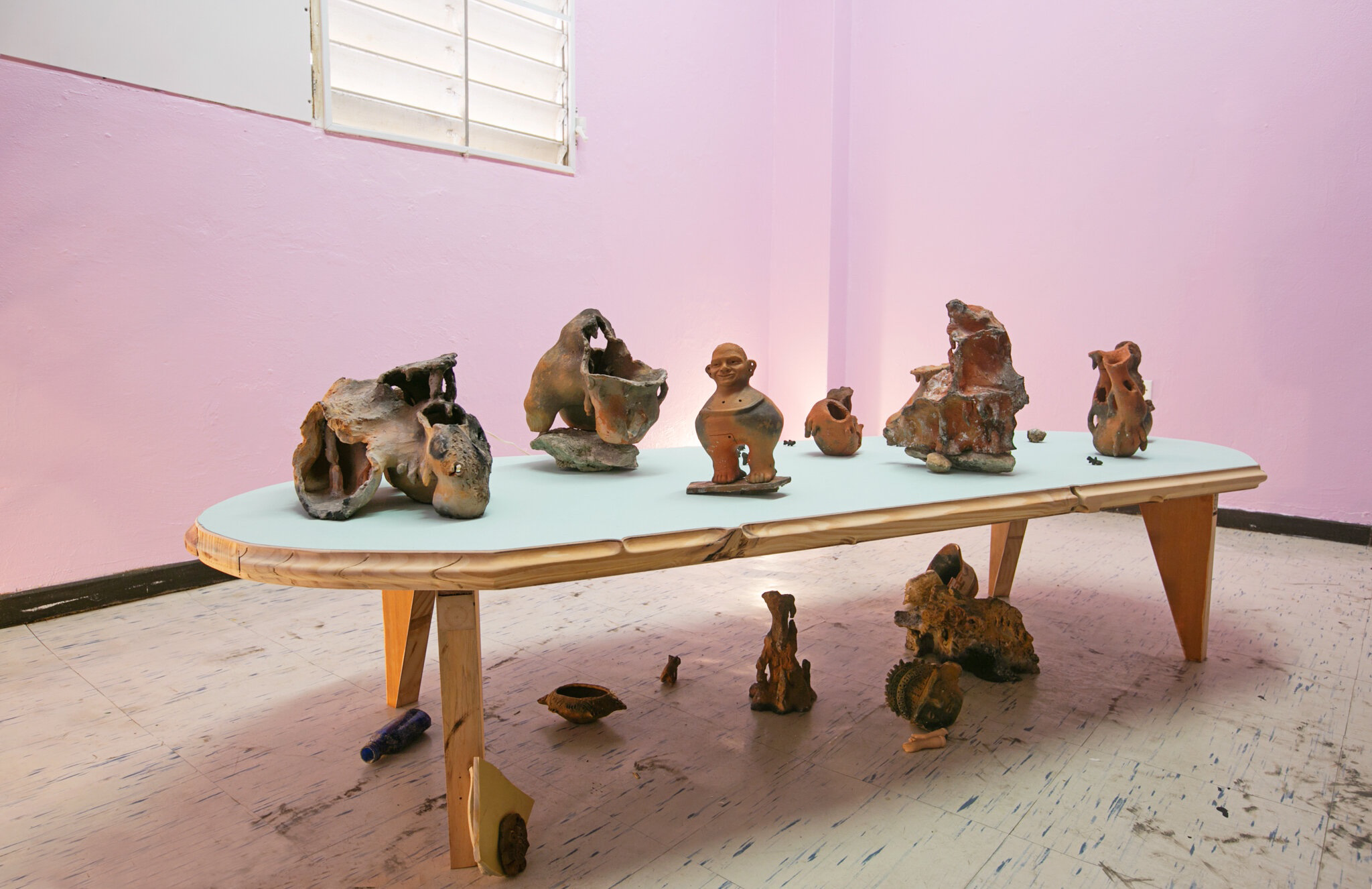 Javier Orfón, Tratado de muchas cuevas (Treatise of many caves) (installation view), 2018-19. Antillean pottery, found objects, artist made table, Dimensions variable, table: 16 × 79½ × 31 in. Photo by José López Serra. ©Javier Orfón
