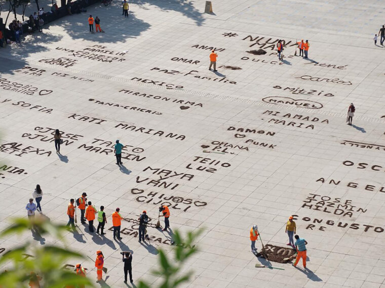 “Barro: escritura inestable” (Clay: Unstable Writing), a performance by Verónica Meloni and Mexico City’s Sector 9 street sweepers. Plaza del Monumento a la Revolución, February 2019.